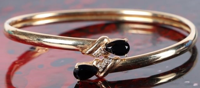 10K YELLOW GOLD ONYX & DIAMOND BANGLE BRACELET