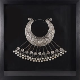 MIAO SILVERED METAL NECKLACE REPLICA FRAMED