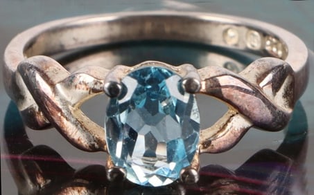 STERLING SILVER LADIES RING W/ 0.95CT TOPAZ