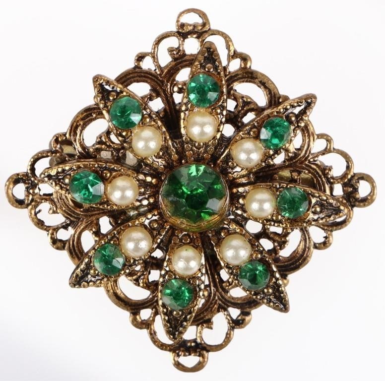 ANTIQUE ART DECO FILIGREE LADIES BROOCH: Antique art deco filigree ladies brooch with green cubic zirconium and pearls. Size: 0.75" length Condition: See pictures.