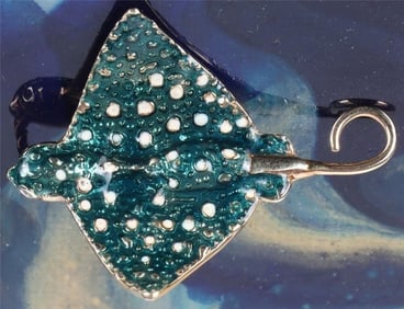14K YELLOW GOLD ENAMELED STINGRAY PENDANT