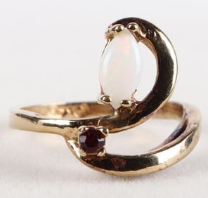 14K YELLOW GOLD GARNET & OPAL LADIES RING