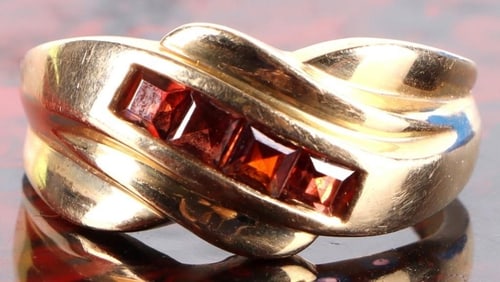 14K YELLOW GOLD SQUARE GARNET LADIES RING
