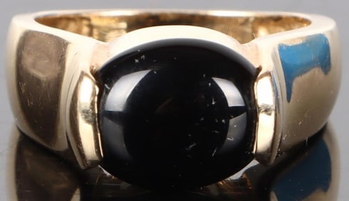 14K YELLOW GOLD LADIES RING W/ ONYX CENTER STONE