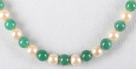 GREEN JADE & PEARL LADIES BEADED NECKLACE