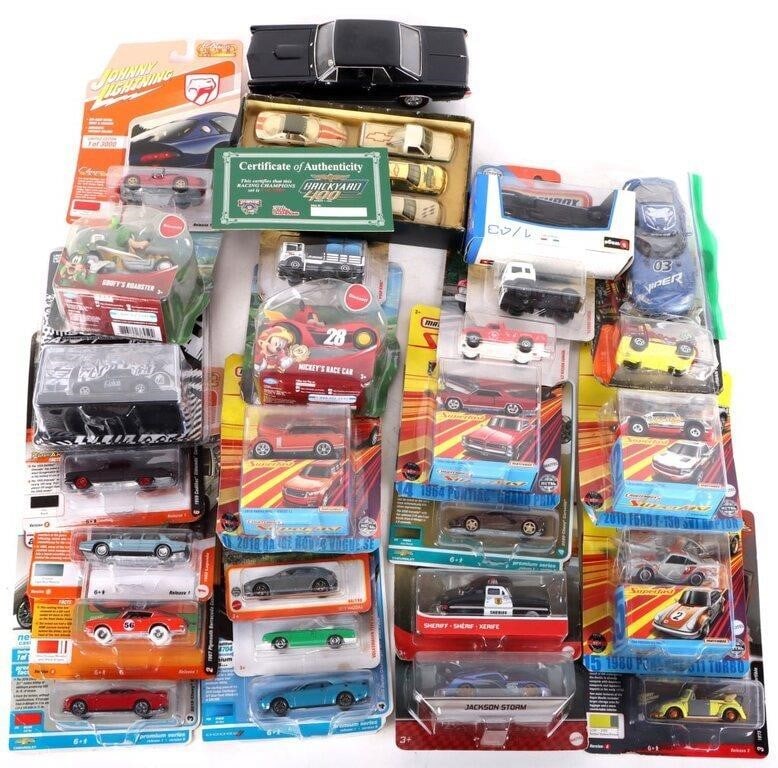LOT OF 32 ASSORTED COLLECTABLE DIE CAST CARS: Lot of 32 assorted collectable die cast cars. This lot includes cars made by Matchbox, Auto World, Johnny Lightening, Brickyard and more. All but 2 cars are in their original packaging.Condition: Bran