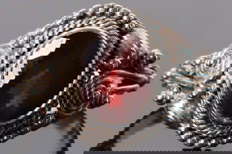 2.0CT ORNATE GARNET STERLING SILVER LADIES RING: 2.0CT ornate garnet sterling silver ladies ring.Stone Type: GarnetWeight: 4.93 GramsSize: US 10Condition: Very fine.