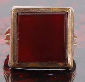 ANTIQUE CARNELIAN LADIES RING WITH 10K GOLD.