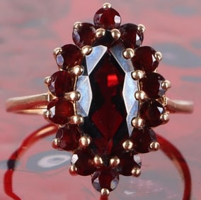 10K YELLOW GOLD MARQUISE GARNET LADIES RING