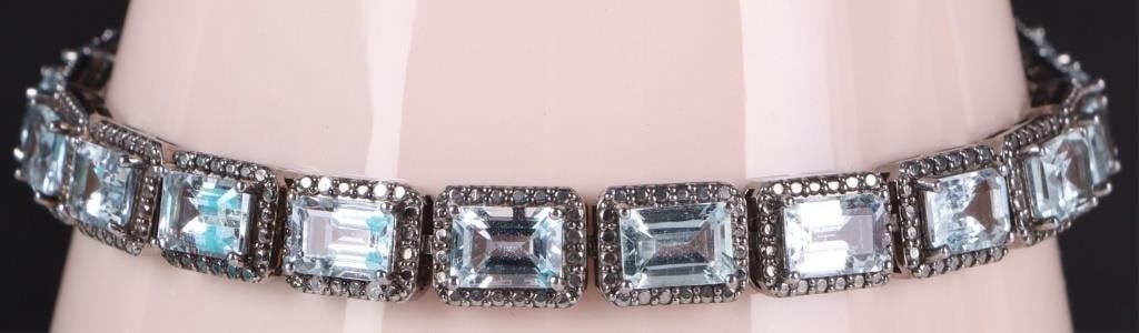 VINTAGE 15CTW AQUAMARINE LADIES TENNIS BRACELET: Vintage 15CTW aquamarine ladies tennis bracelet set in sterling silver. Each stone is a 0.75CT emerald cut aquamarineStone Type: AquamarineWeight: 22.38 GramsSize: 8"Condition: No missing or cracked s