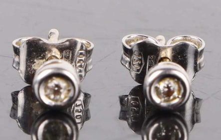 18K WHITE GOLD DIAMOND LADIES STUD EARRINGS