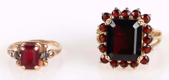 10K YELLOW GOLD LADIES RINGS W/ GARNET (2)