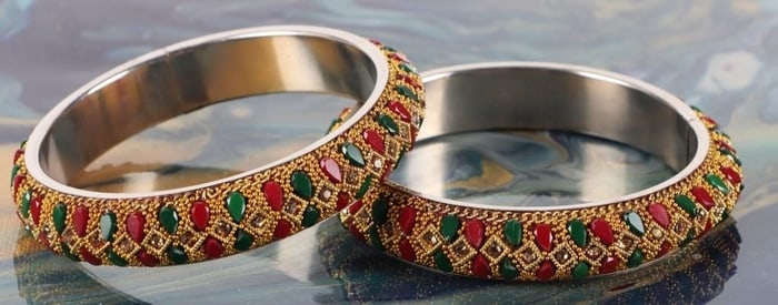 MATCHING SET OF VINTAGE LADIES BANGLE BRACELETS