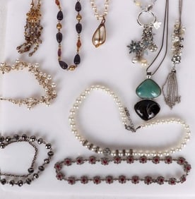 ORNATE LADIES NECKLACE LOT (10)