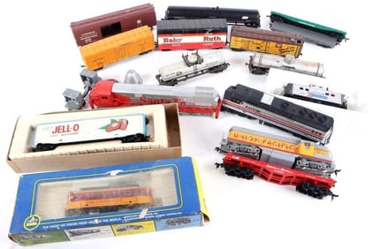ANTIQUE AND VINTAGE HO SCALE TRAINS LOT OF 17