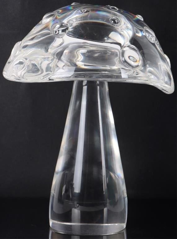 STEUBEN ART GLASS MOTTLED MUSHROOM 9' TALL SIGNED: Steuben art glass 9' tall mottled mushroom. There is a signature toward the edge of the bottom. 8.1 lbs.Size: 9 X 7.5 X 6"Condition: See pictures.