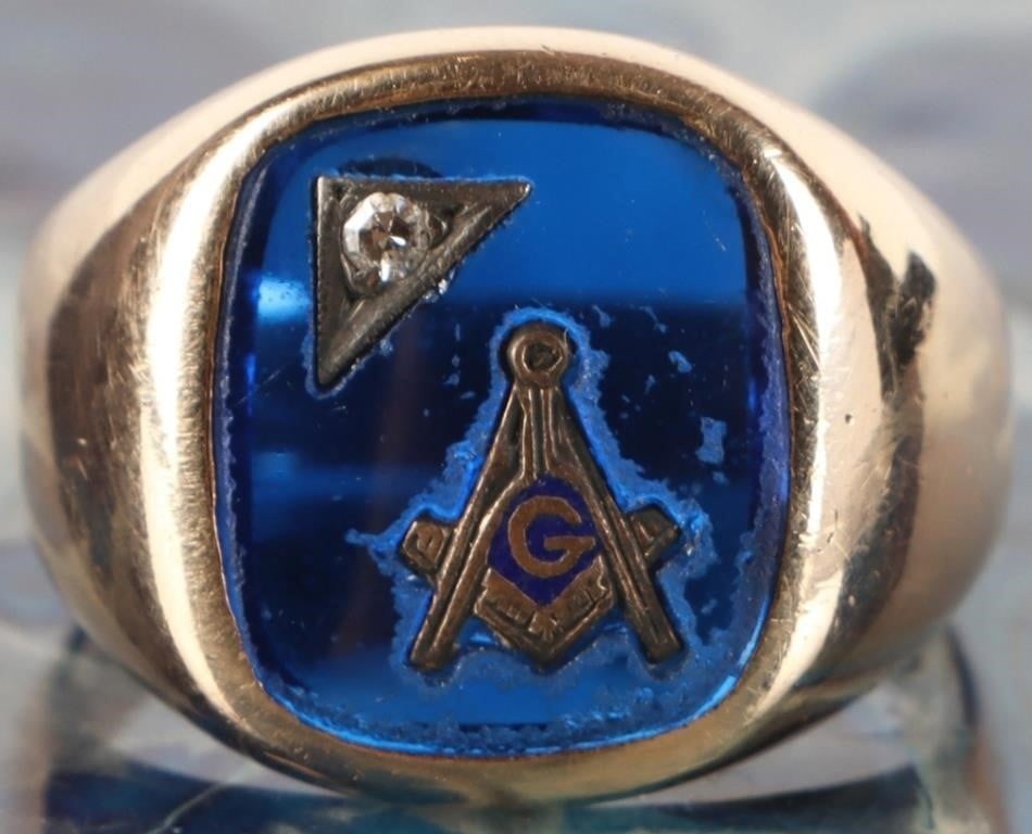 10K YELLOW GOLD MENS FREEMASON RING W/ DIAMOND: 10k yellow gold mens Grandmaster Freemason ring. The blue field is made of spinel and the gem in the right triangle is a melee diamond. Stone Type: Diamond Weight: 5.2 grams Size: US 7.5 Condition: Se