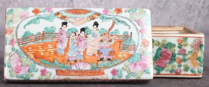 ANTIQUE HAND-PAINTED LARGE CHINESE PORCELAIN BOX