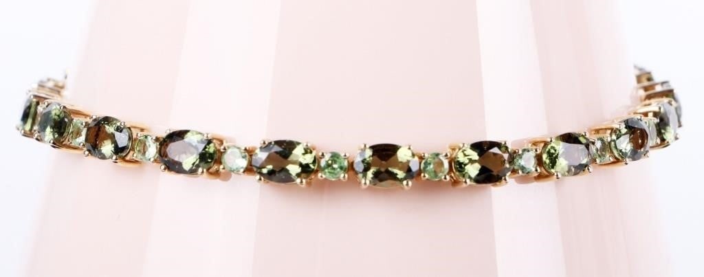 10K YELLOW GOLD GREEN CITRINE LADIES BRACELET: 10K yellow gold ladies bracelet with green citrine stones set in between larger forest green stones.Stone Type: CitrineWeight: 7.67 GRAMSSize: 8" longCondition: Very fine.