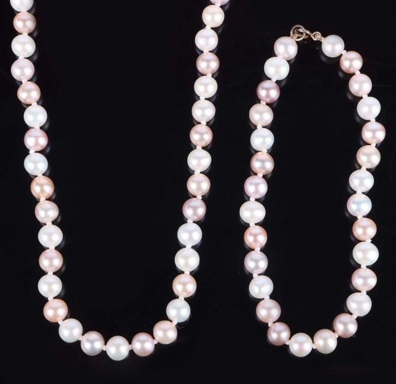 14K GOLD CLASPED WHITE & PINK PEARL JEWELRY SET: 14K yellow gold clasped white and pink pearl ladies matching bracelet and necklace.Stone Type: PearlWeight: 31.67 gramsSize: 18" largestCondition: See pictures.