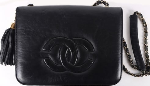 VINTAGE CHANEL VICTORY HOOK BLACK LEATHER HANDBAG