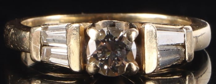 14K YELLOW GOLD LADIES RING W/ FIVE DIAMONDS