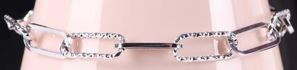 18K WHITE GOLD LINK LADIES BRACELET: 18K white gold link ladies bracelet to include an alternating series of gradient links and smooth links. Weight: 5.12 Grams Size: 8.25" Condition: Little to no wear, see images for details.