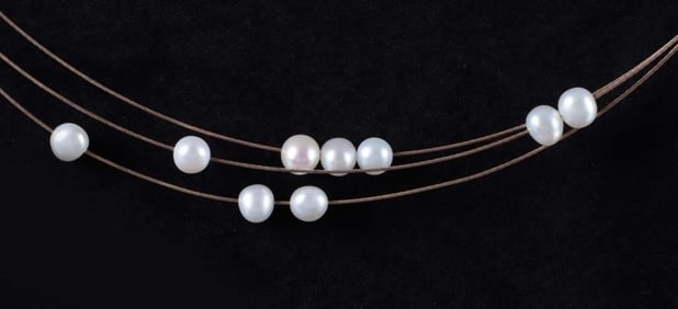 14K YELLOW GOLD LADIES NECKLACE WITH NINE PEARLS