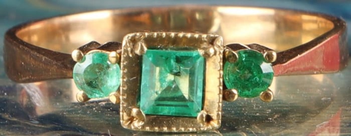 ELEGANT 18K YELLOW GOLD 3-EMERALD LADIES RING