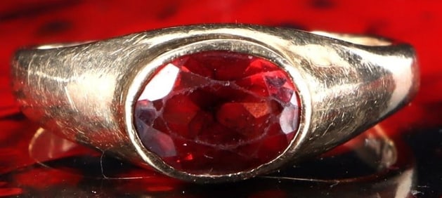 14K YELLOW GOLD LADIES RING W/ OVAL-CUT GARNET