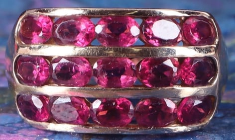 14K YELLOW GOLD LADIES RING W/ 15 SPINEL GEMSTONES