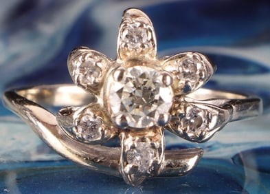 14K WHITE GOLD LADIES RING W/ 0.72CTW DIAMONDS