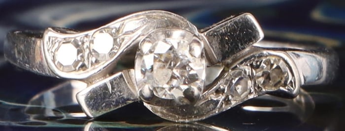 14K WHITE GOLD ABSTRACT LADIES RING W/ 5 DIAMONDS