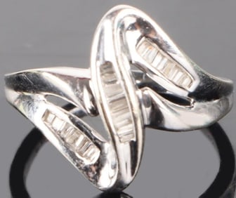 10K WHITE GOLD LADIES ABSTRACT RING W/ 18 DIAMONDS
