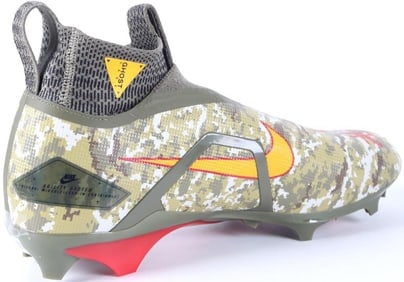 TRAVIS KELCE SIGNED NIKE ALPHA CLEAT BECKETT AUTH