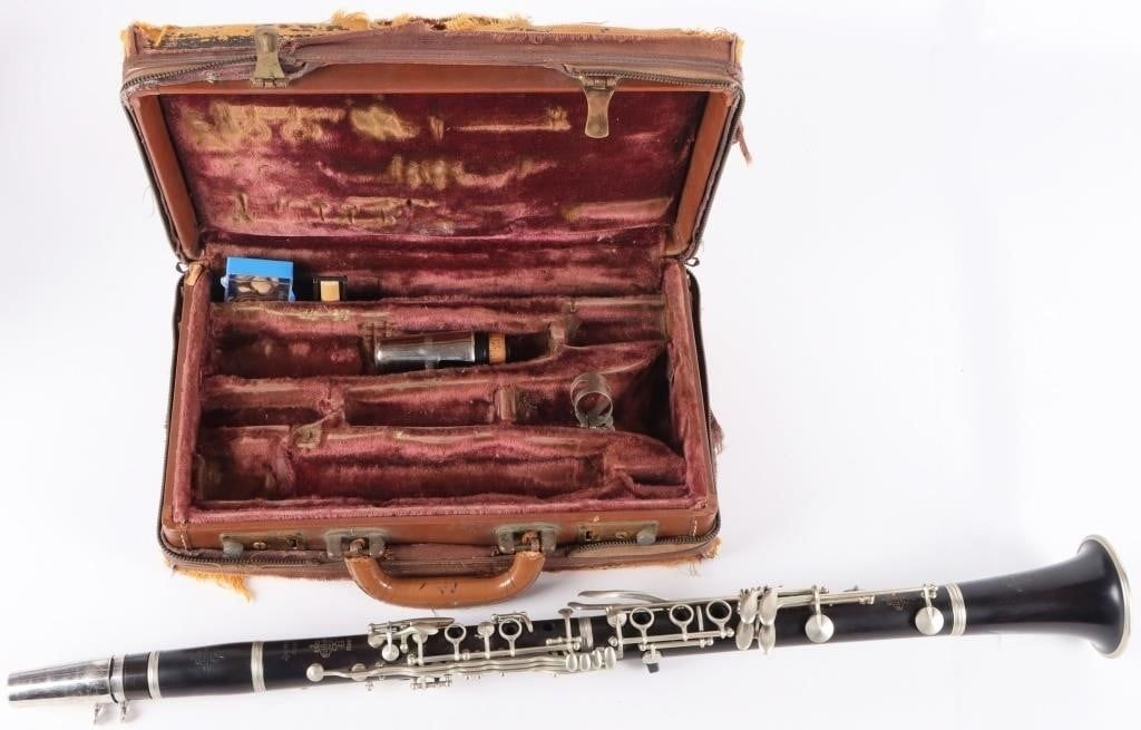 LEBLANC SYMPHONIE PROFESSIONAL CLARINET W/ CASE (1 of 8)