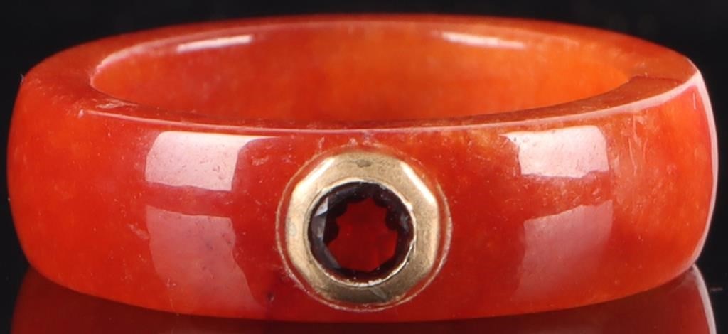10K GOLD CARNELIAN RING WITH GARNET CENTER STONE (1 of 2)