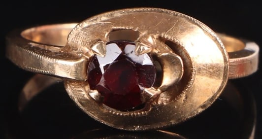 10K YELLOW GOLD LADIES RING W/ GARNET GEMSTONE