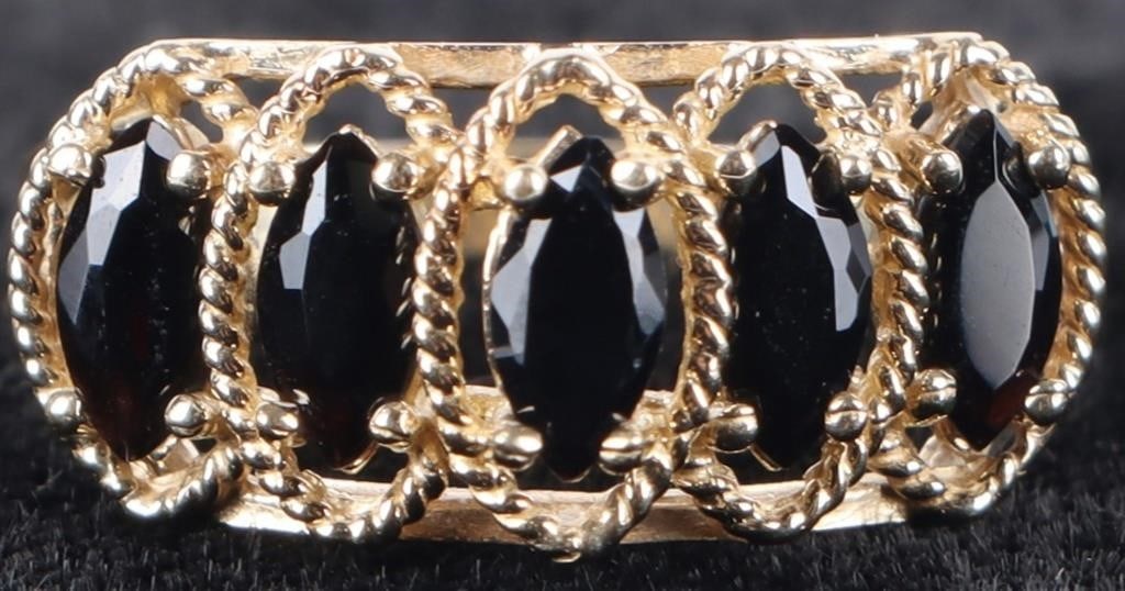 10K YELLOW GOLD BLACK ONYX 5 STONE LADIES RING: 10K yellow gold black onyx 5 stone ladies ring. This beautiful ring has 5 diamond shaped onyx surrounded by a braided rope design. Stone Type: Onyx Weight: 2.39 Grams Size: US 6.75 Condition: No chipp
