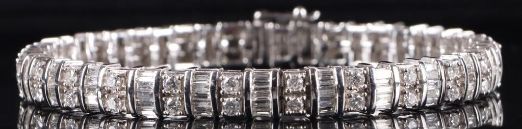 2.25CTW14K WHITE GOLD LADIES BRACELET W/ 100+ DIAS: 14k white gold ladies bracelet with fifty 0.04ct round cut diamonds and twenty-five clusters of melee diamonds approximating 0.05ct arranged in an alternating pattern along the band (~2.25 CTW). Weigh