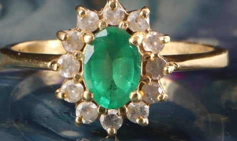 18K YELLOW GOLD LADIES RING W/ EMERALD & DIAMONDS