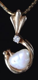 14K GOLD NECKLACE WITH PEARL AND DIAMOND PENDANT