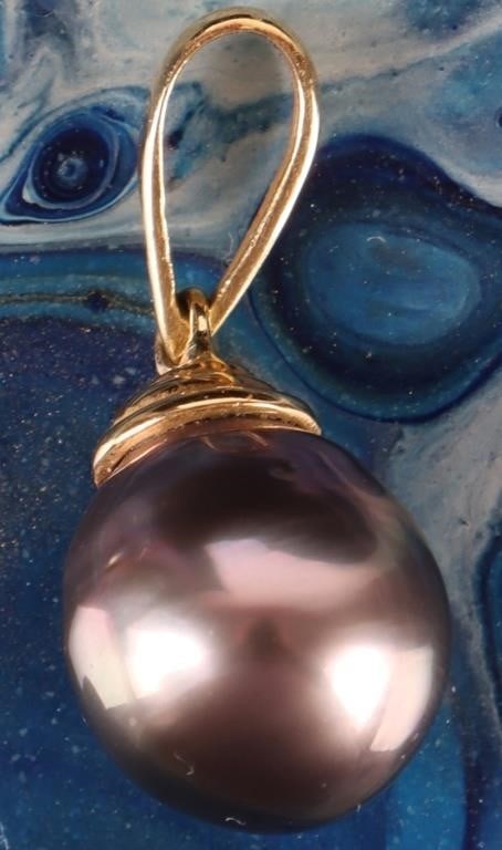 18K YELLOW GOLD TAHITIAN PEARL LADIES PENDANT: 18k yellow gold ladies pendant featuring a 11.84 X 10.37 mm Tahitian pearl. Stone Type: Pearl Weight: 2.49 grams Size: 24 X 10.37 mm Condition: See pictures.