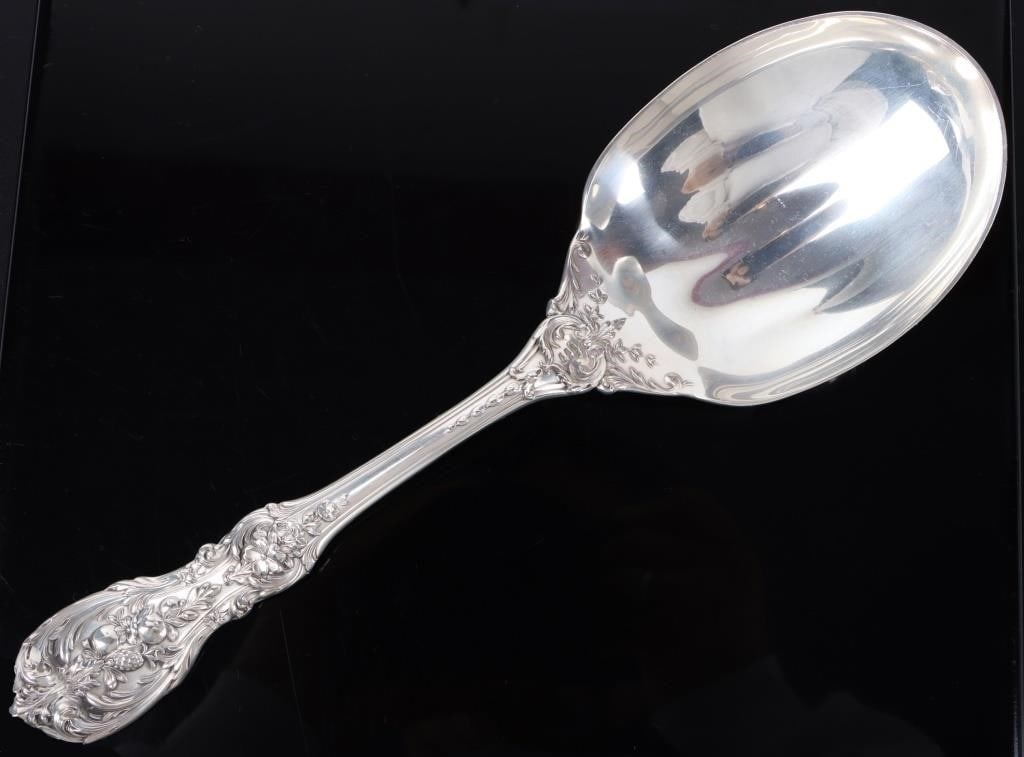 FRANCIS I R&B STERLING SILVER 9.5' BERRY SPOON: Francis I Reed & Barton sterling silver 9.5" berry serving spoon.Weight: 177.20 GramsSize: 9.50"Condition: Little wear, see images for details.