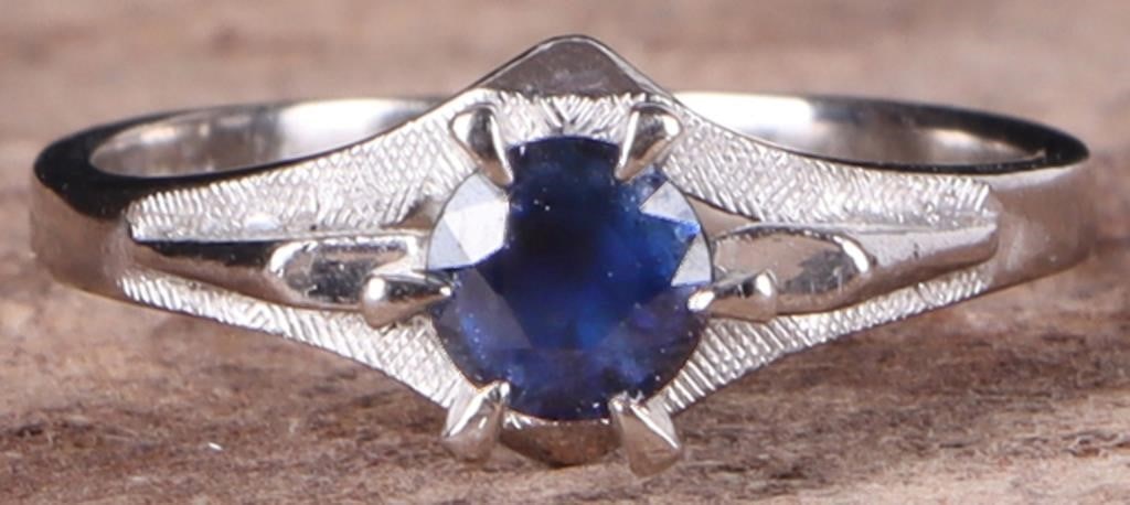 18K WHITE GOLD BLUE SAPPHIRE LADIES RING: 18K white gold blue sapphire ladies ring. Gemstones to include one 0.33ct round cut blue sapphire.Stone Type: SapphireWeight: 3.48 GramsSize: 4.75 U.S.Condition: Little to no wear, see images for