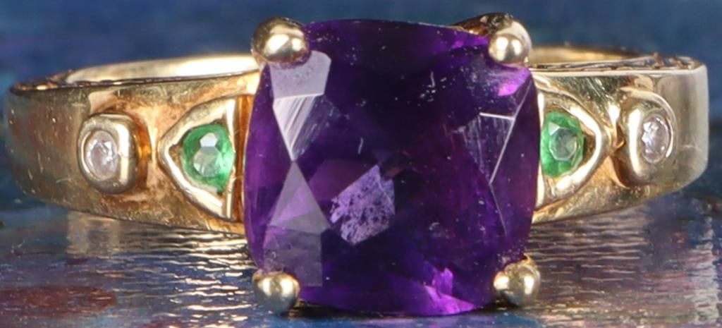 18K YELLOW GOLD LADIES RING W/ EMERALD DIAMOND AME: 18k yellow gold ladies ring with a 2.5ct square checkerboard-cut amethyst center gemstone flanked by two 0.03ct round-cut emerald accessory gemstones, one on either side, and two 0.02ct round-cut
