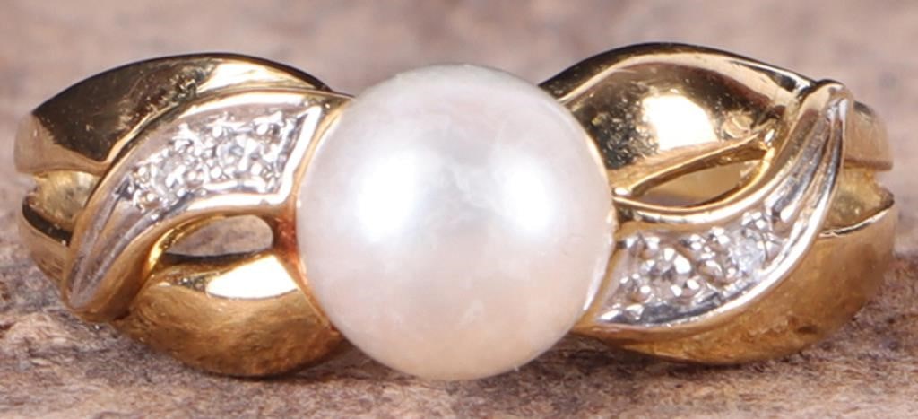 18K YELLOW GOLD LADIES RING W/ DIAMONDS & PEARL: 18k yellow gold ladies ring with a 7.53mm genuine white round pearl and two small round diamonds positioned on either side. The areas around the diamonds are white gold.Stone Type: PearlWeight: 4.49