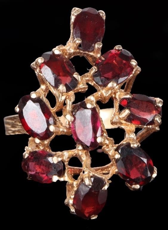 14K YELLOW GOLD LADIES RING W/ 9 GARNET GEMSTONES (1 of 1)