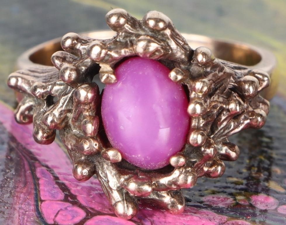 14K YELLOW GOLD LADIES NEST RING W/ STAR SAPPHIRE: 14k yellow gold ladies ring. The face and shoulders are sculpted like a birds nest and the purple star sapphire center stone resembles an egg nestled among the moulded sticks and twigs.Stone Type: Sta