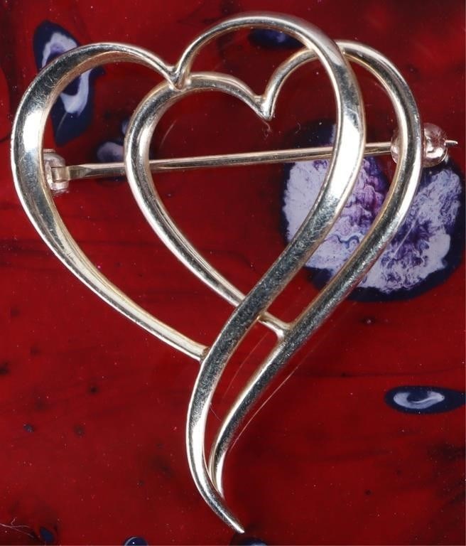 14K YELLOW GOLD LADIES DOUBLE HEART BROOCH: 14k yellow gold ladies double heart brooch.Weight: 2.7Size: 28.6 X 25.5 mmCondition: See pictures.